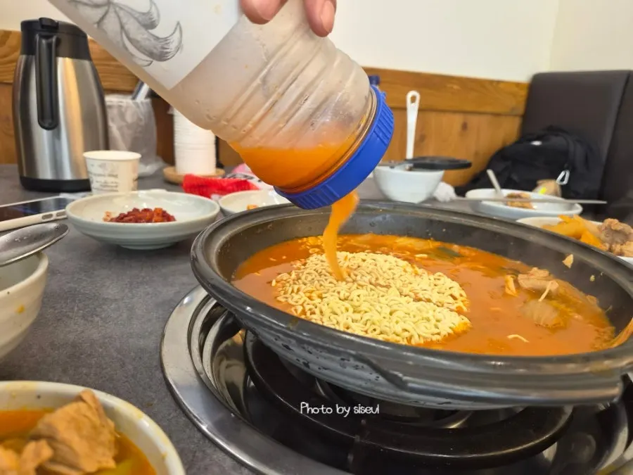사장님이 더 담아준 김치찌개 국물