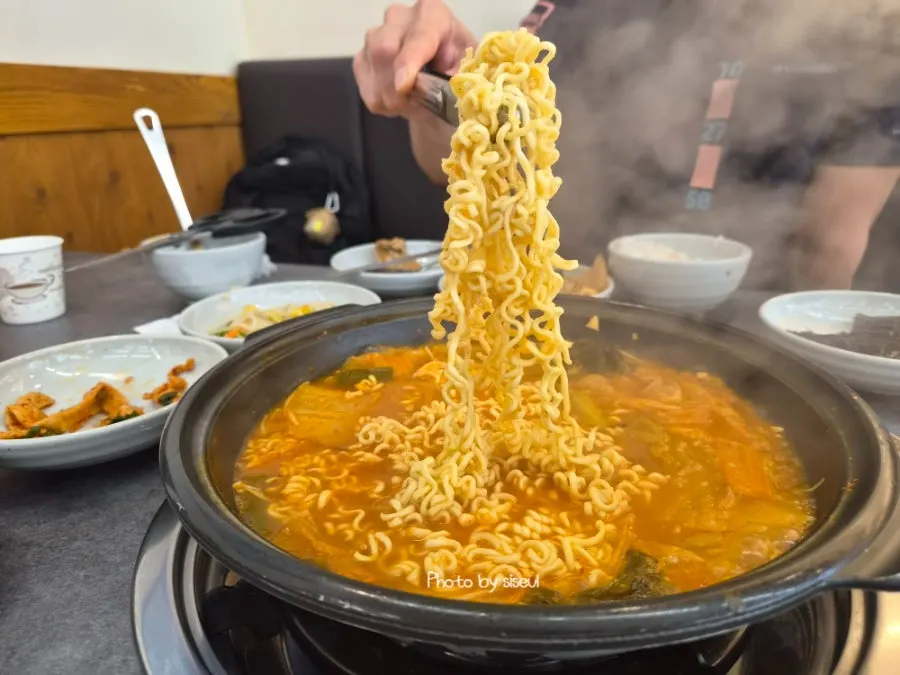 꼬들꼬들하게 익힌 라면사리