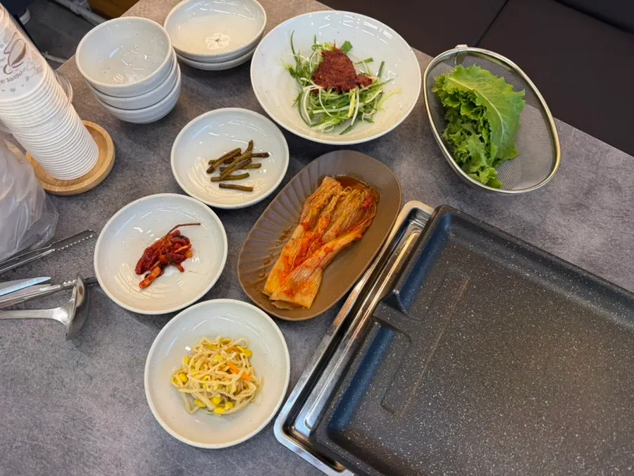 삼겹살과 푸짐한 반찬 상차림