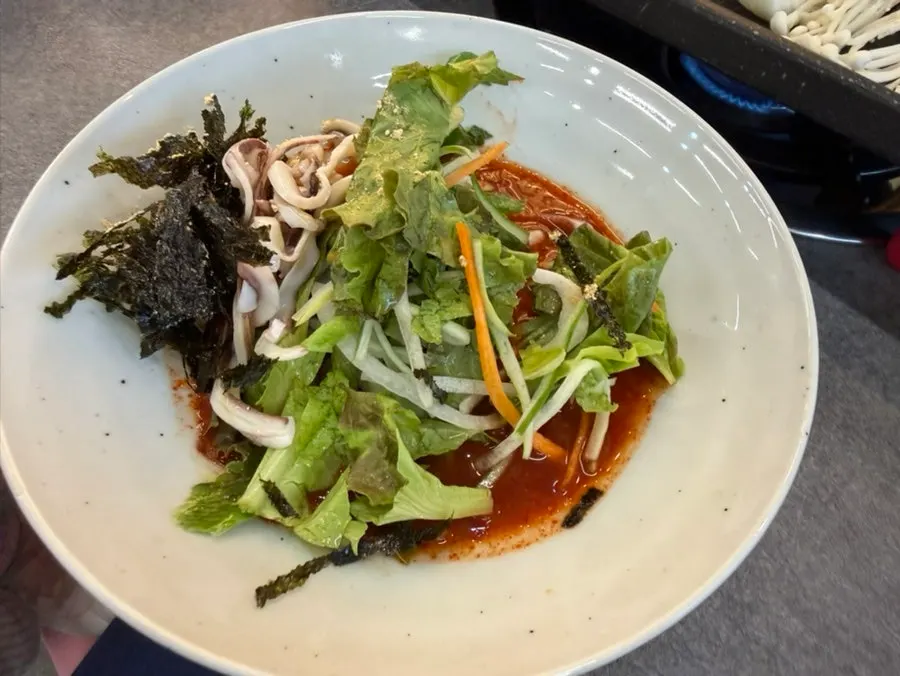 푸짐하게 차려진 삼겹살 반찬
