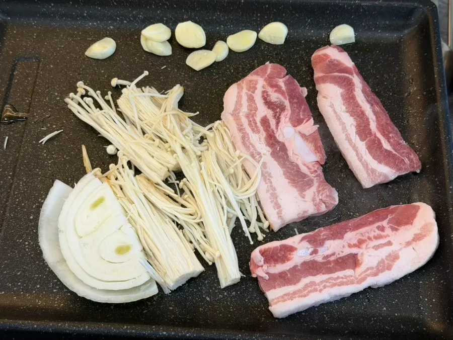 불판 위에 올린 삼겹살