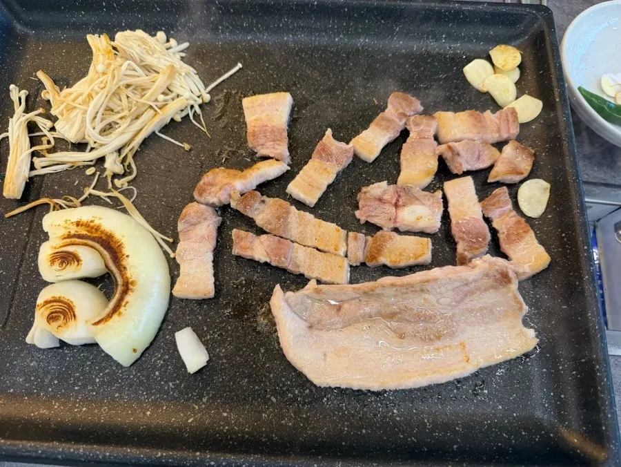 버섯 마늘 양파 묵은지와 삼겹살