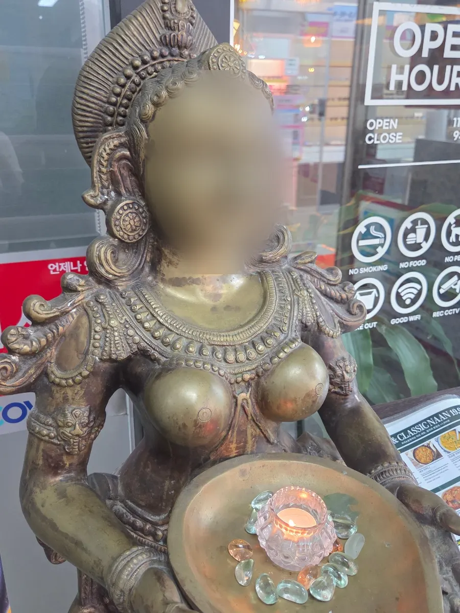 봄베이브로이가 있는 건물 주차 공간