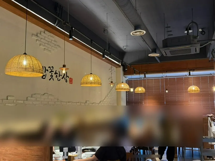밥꽃한상 테이블과 좌석 내부