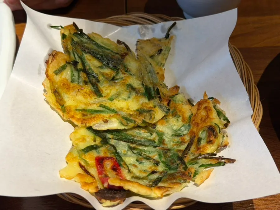 두부와 부침개가 놓인 코스 접시