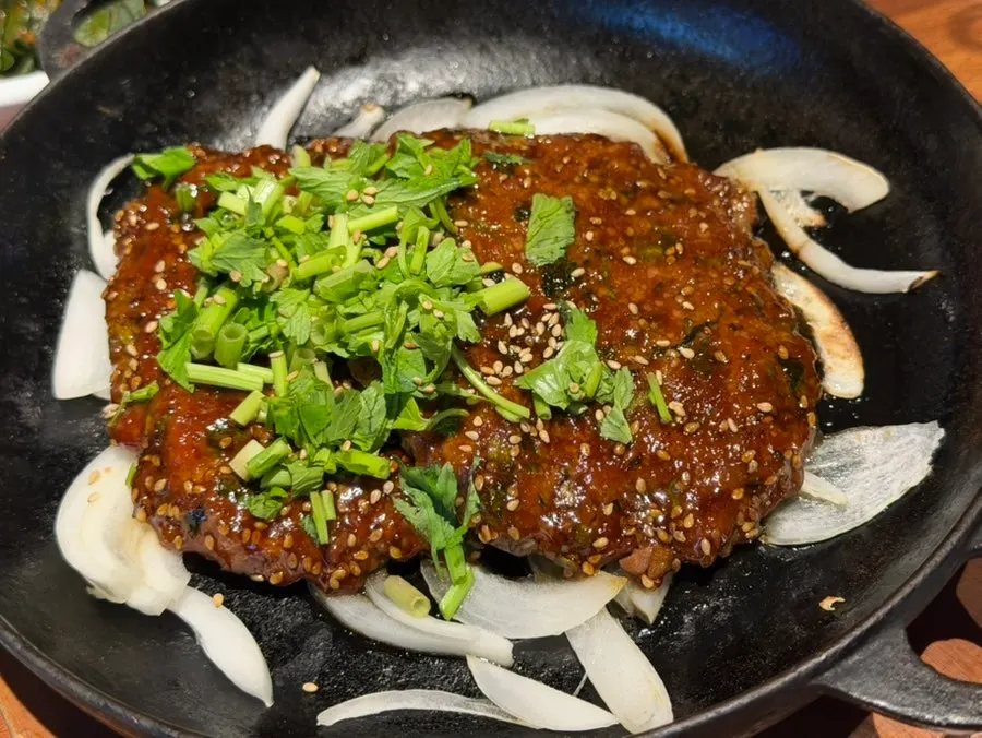 된장찌개와 떡갈비가 놓인 상