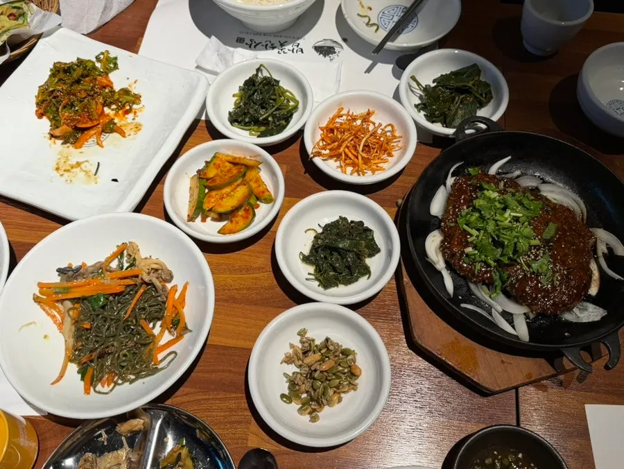 밥꽃특선 반찬과 국이 차려진 식사