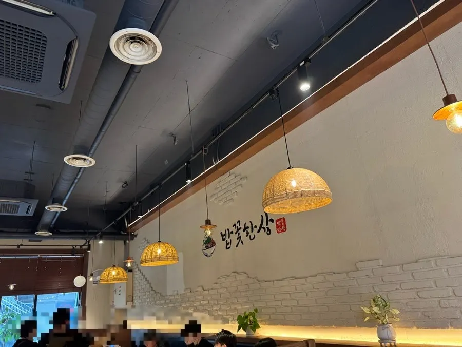 Fully packed dining hall at Bapkkot Hansang during lunch hour