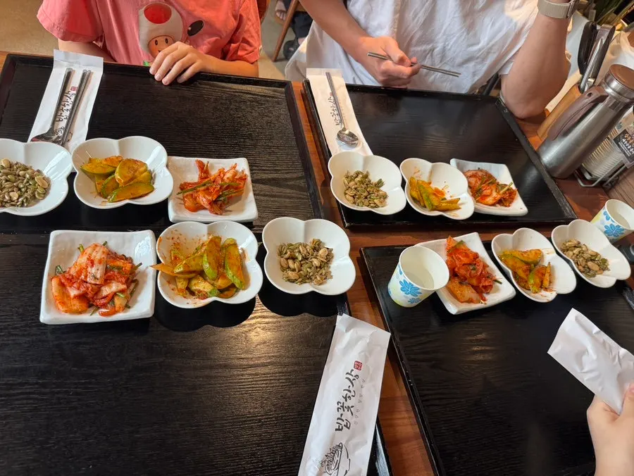 Table waiting for the ordered rice bowls