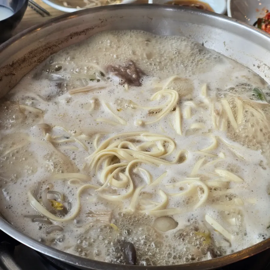 Full shabu kalguksu course spread on the table