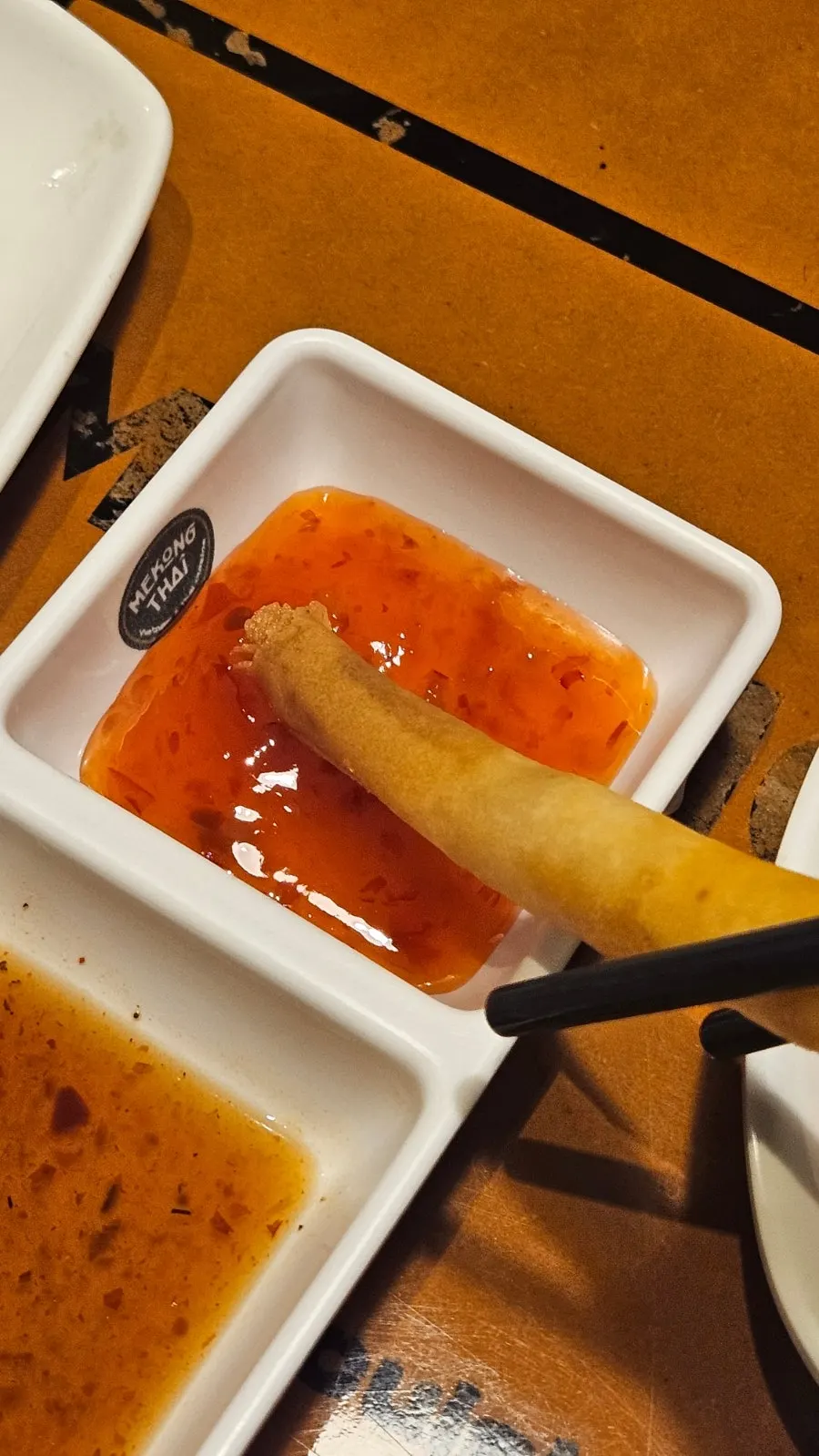 Shrimp pencil spring rolls servidos en el plato