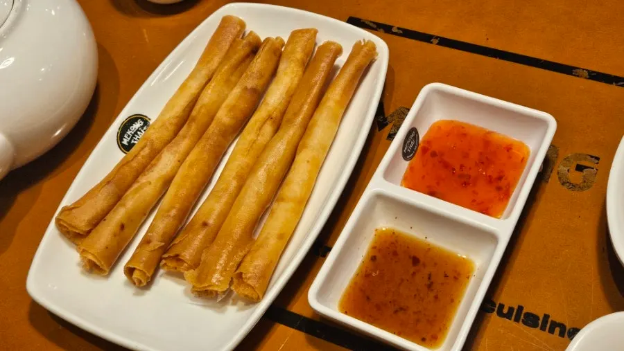 Primer plano de los shrimp pencil spring rolls crujientes