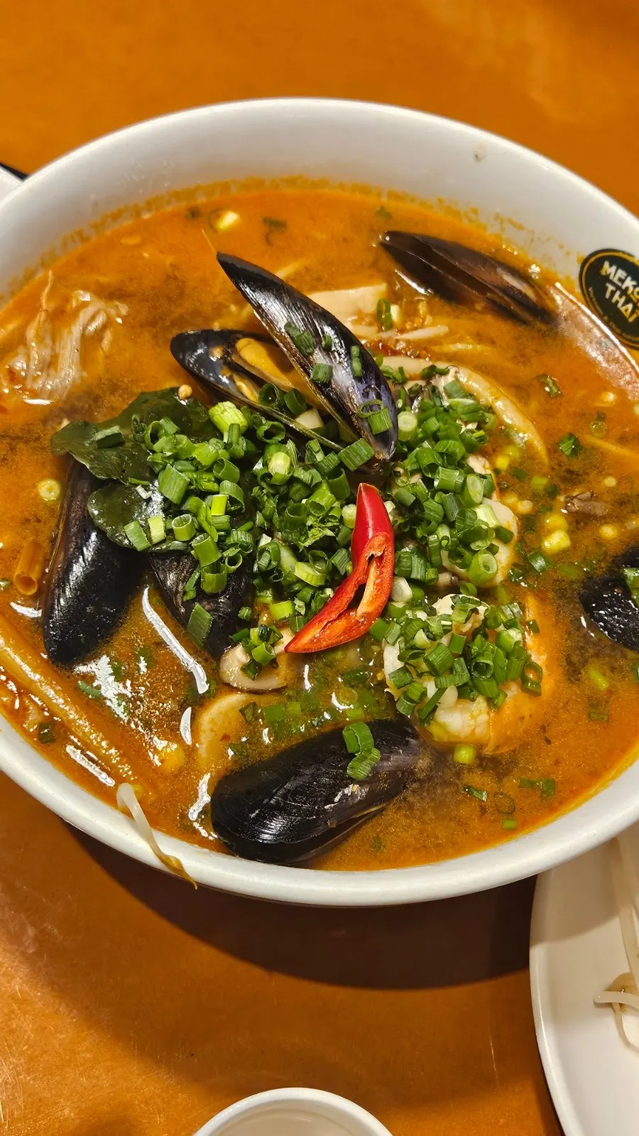 Tom yum noodle soup grande en un tazón amplio