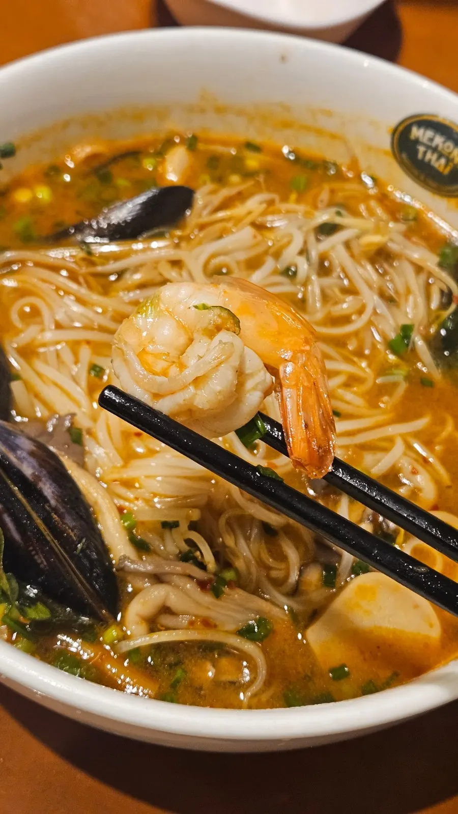Fideos y caldo del tom yum noodle soup