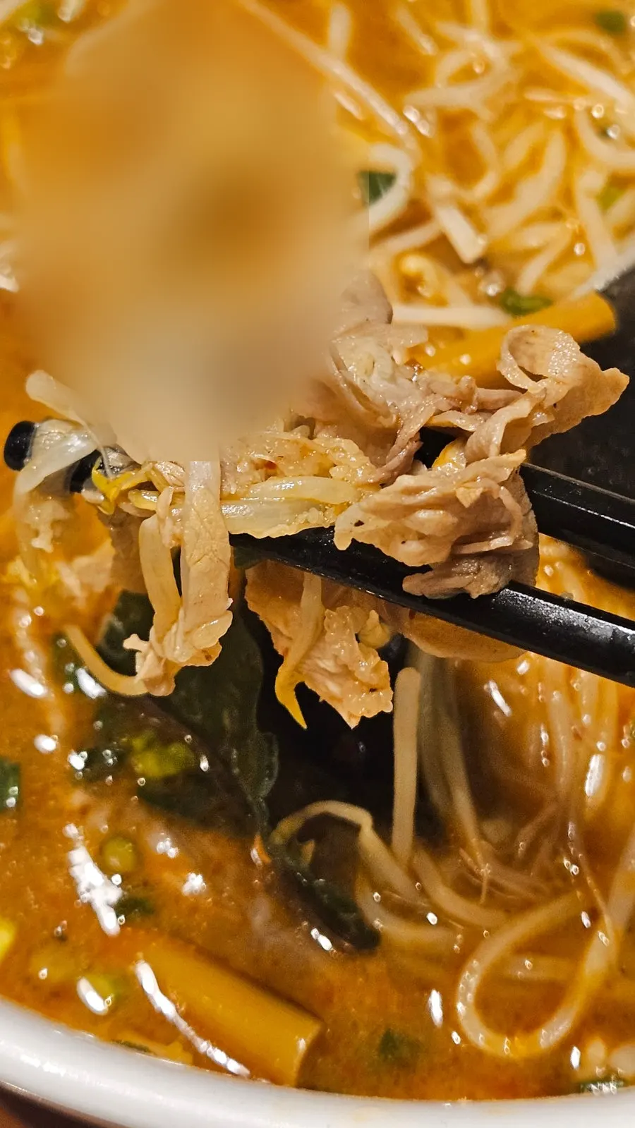 Tom yum noodle soup grande junto al acompañamiento en la mesa