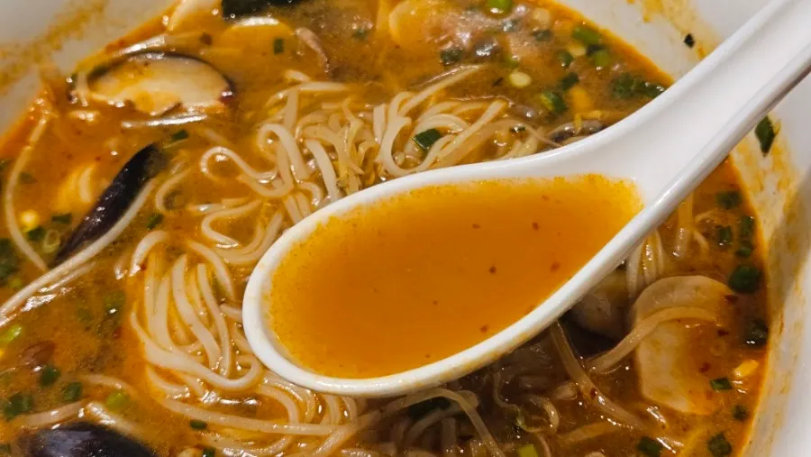 Fideos levantados con palillos