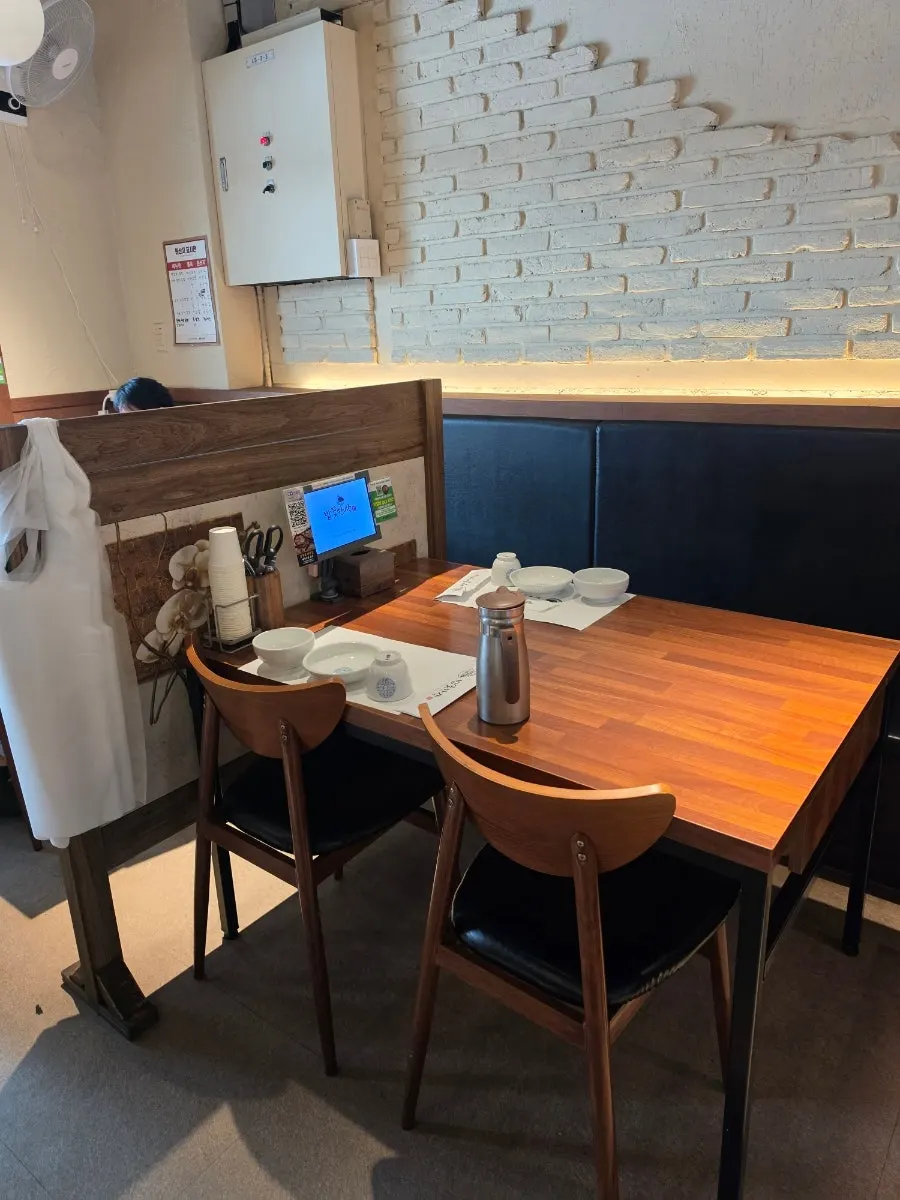 Restaurant seating and kiosk