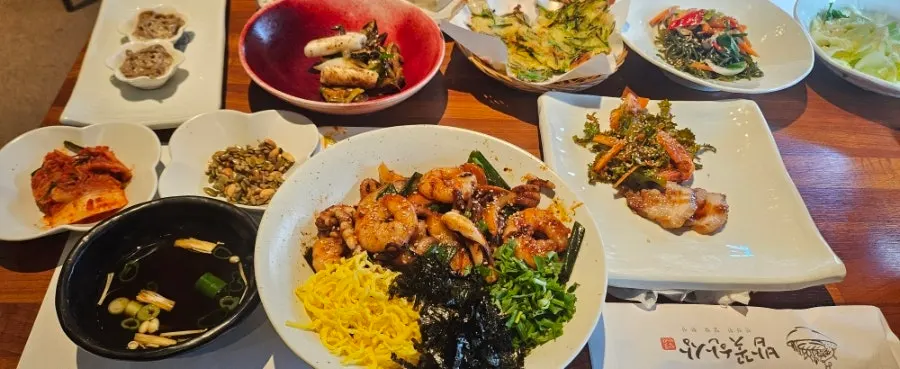 반찬 접시가 가득 깔린 밥꽃특선 한상차림
