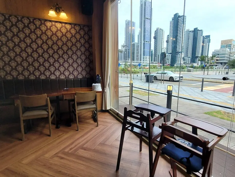 View of the dining hall at Cheongmigwan Sejong Naseong Main Branch