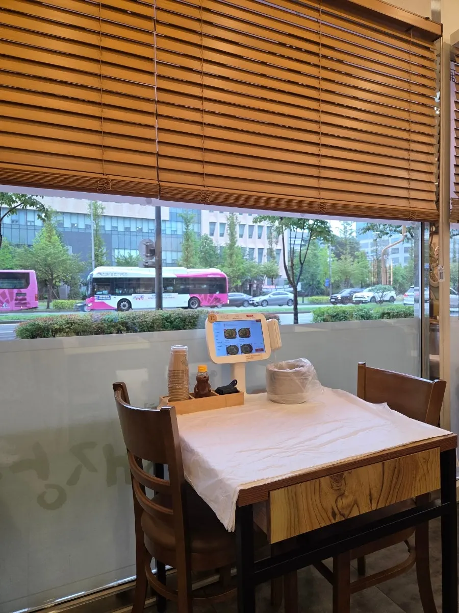 Chungsilok interior with tiled roof design