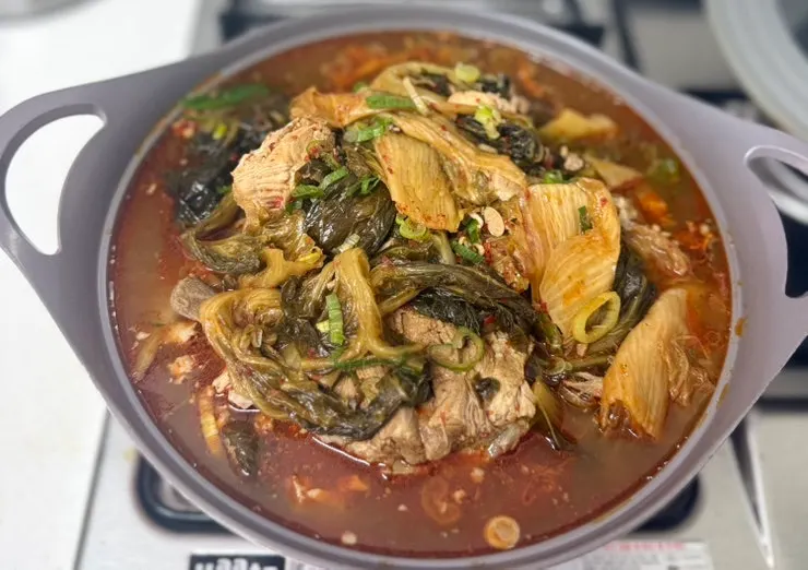Gamjatang reheating in a pot