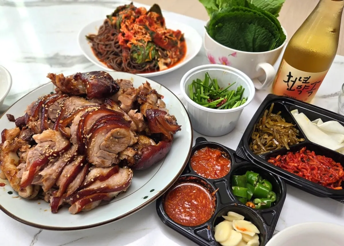 Entrance of the Cheongmigwan jokbal restaurant in Sejong Naseong-dong