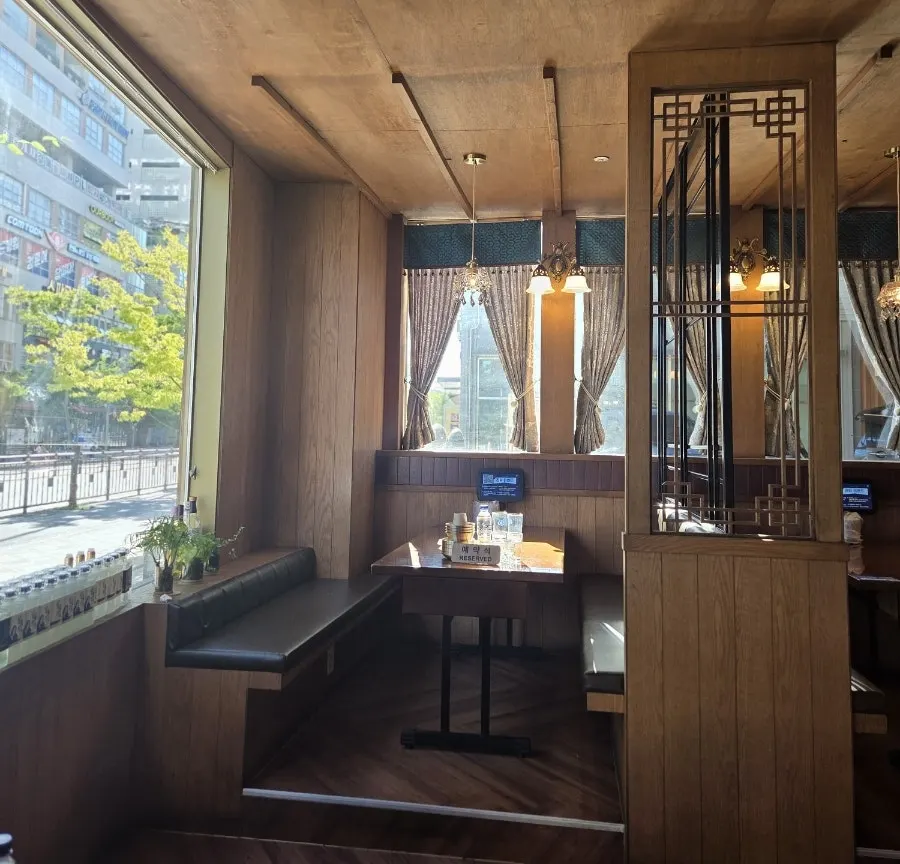 Interior view of Cheongmigwan suitable for group gatherings