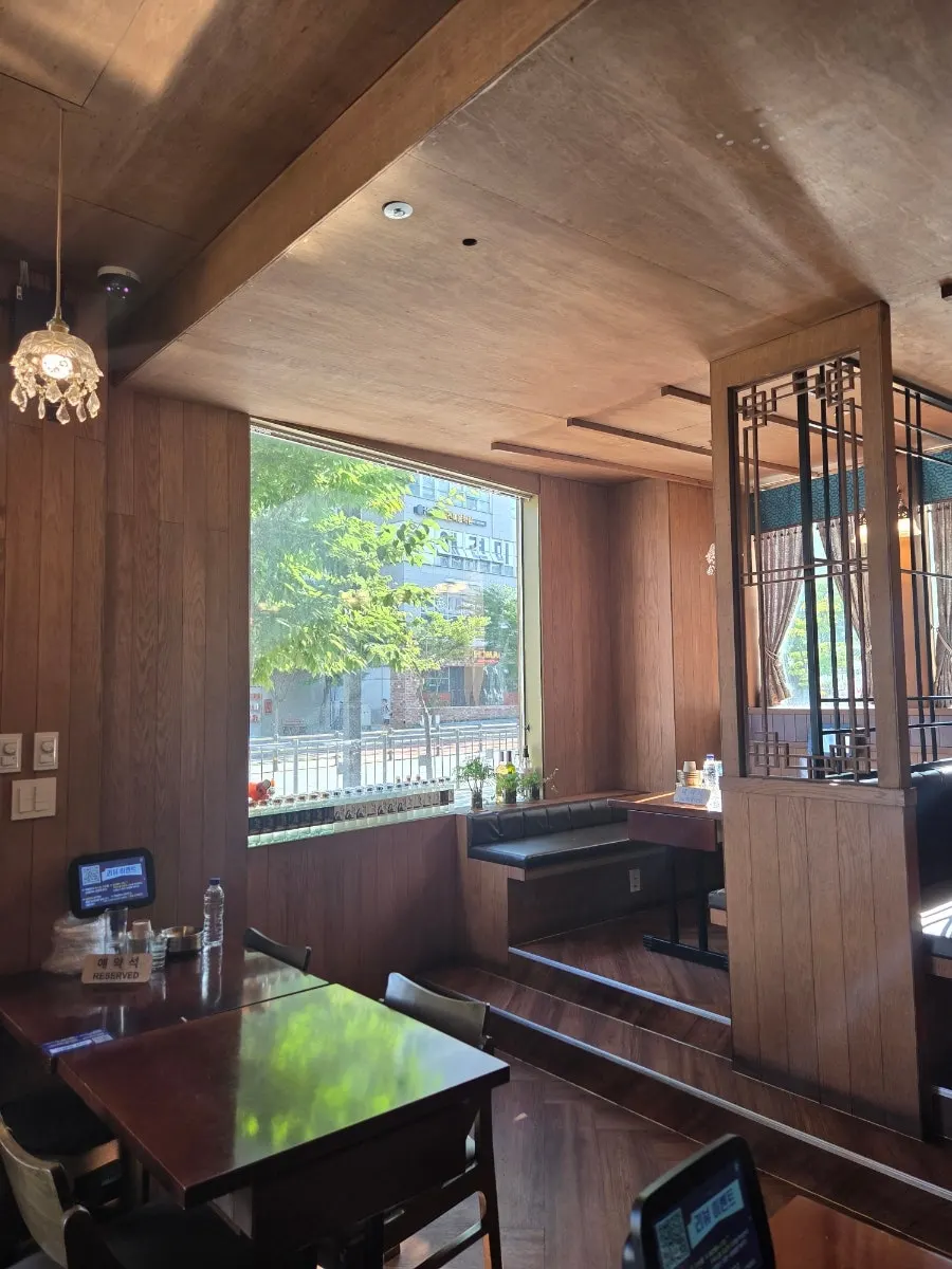 Vertical photo of the Cheongmigwan interior