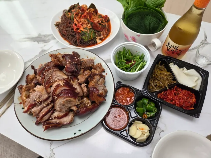 Front-leg jokbal and side dishes plated at home