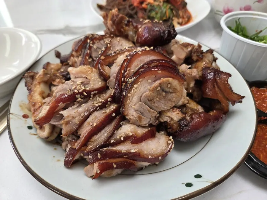 Cheongmigwan front-leg jokbal table spread