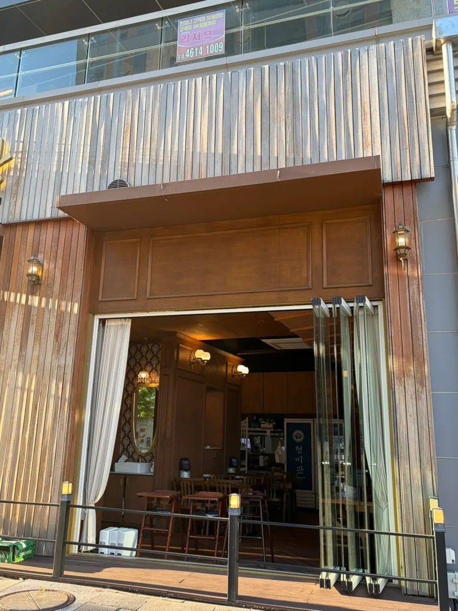 First-floor exterior of the Cheongmigwan building