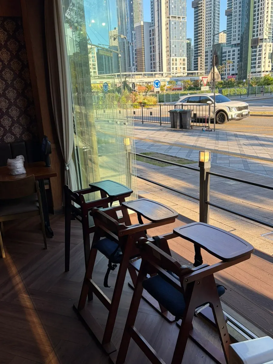Seating area decorated with patterned wallpaper