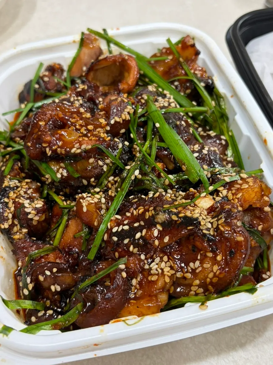 Cheongmigwan's buchu-bulljokbal topped with plenty of chives