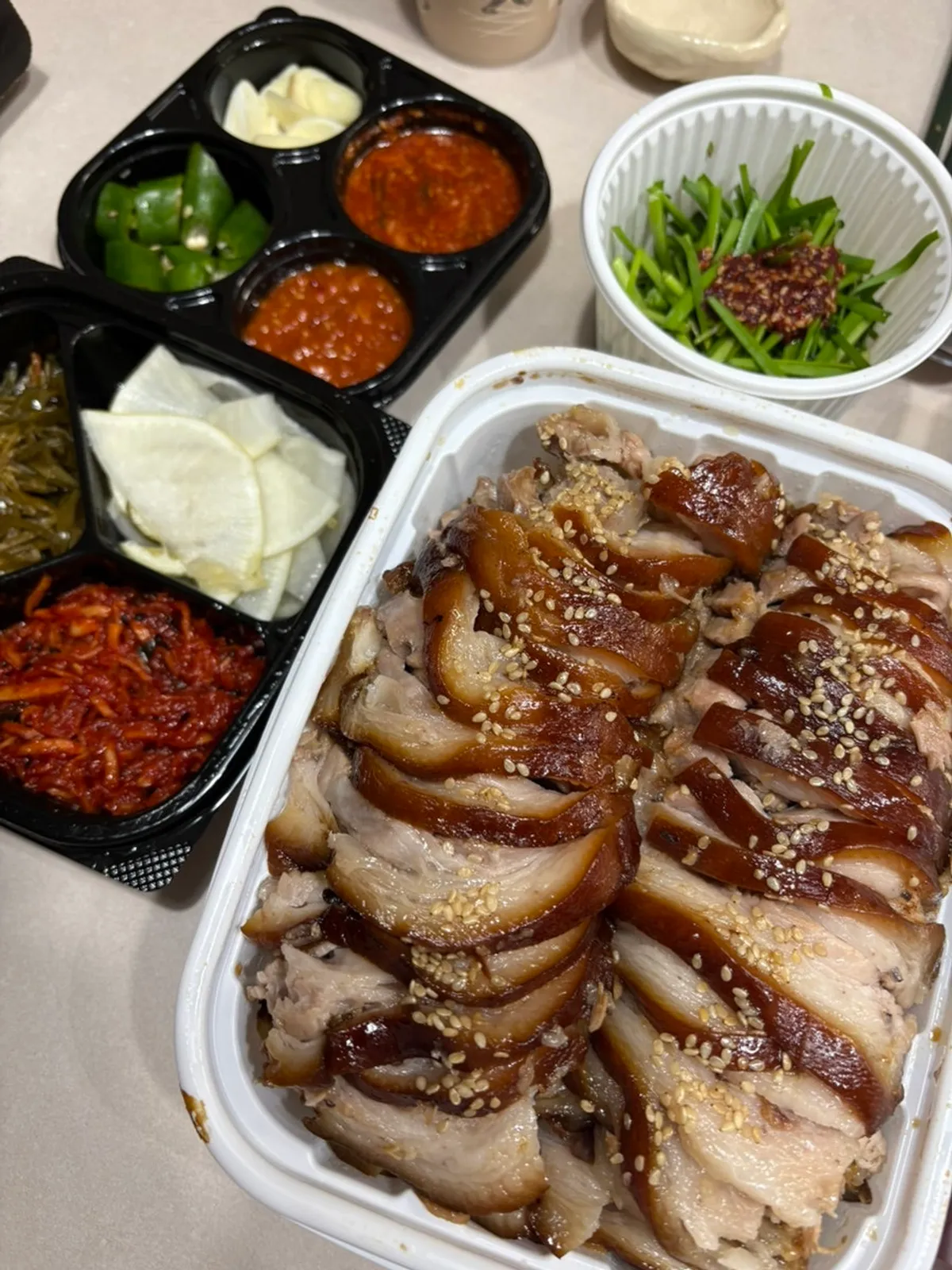 윤기 도는 청미관 앞족발 포장 한 상
