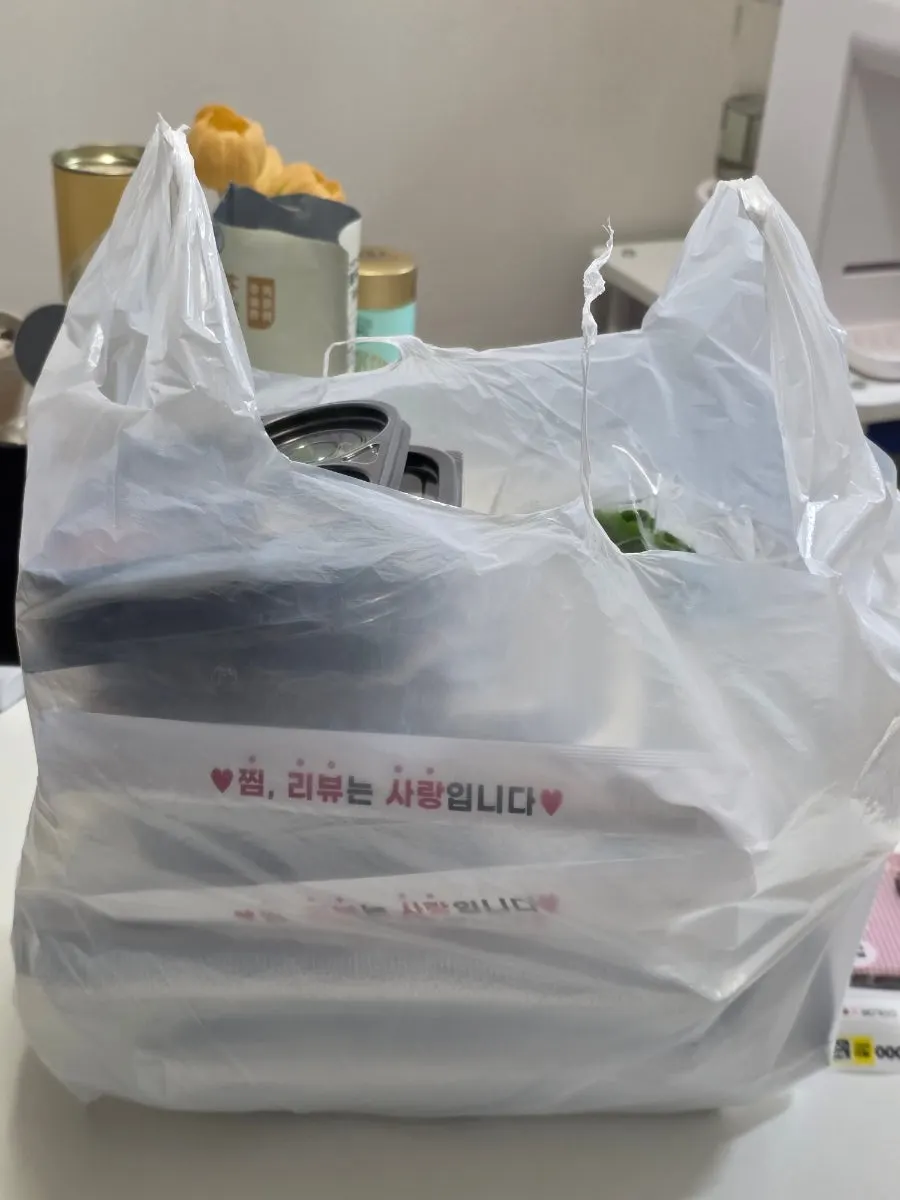 샹들리에와 원목 느낌의 청미관 세종나성본점 내부