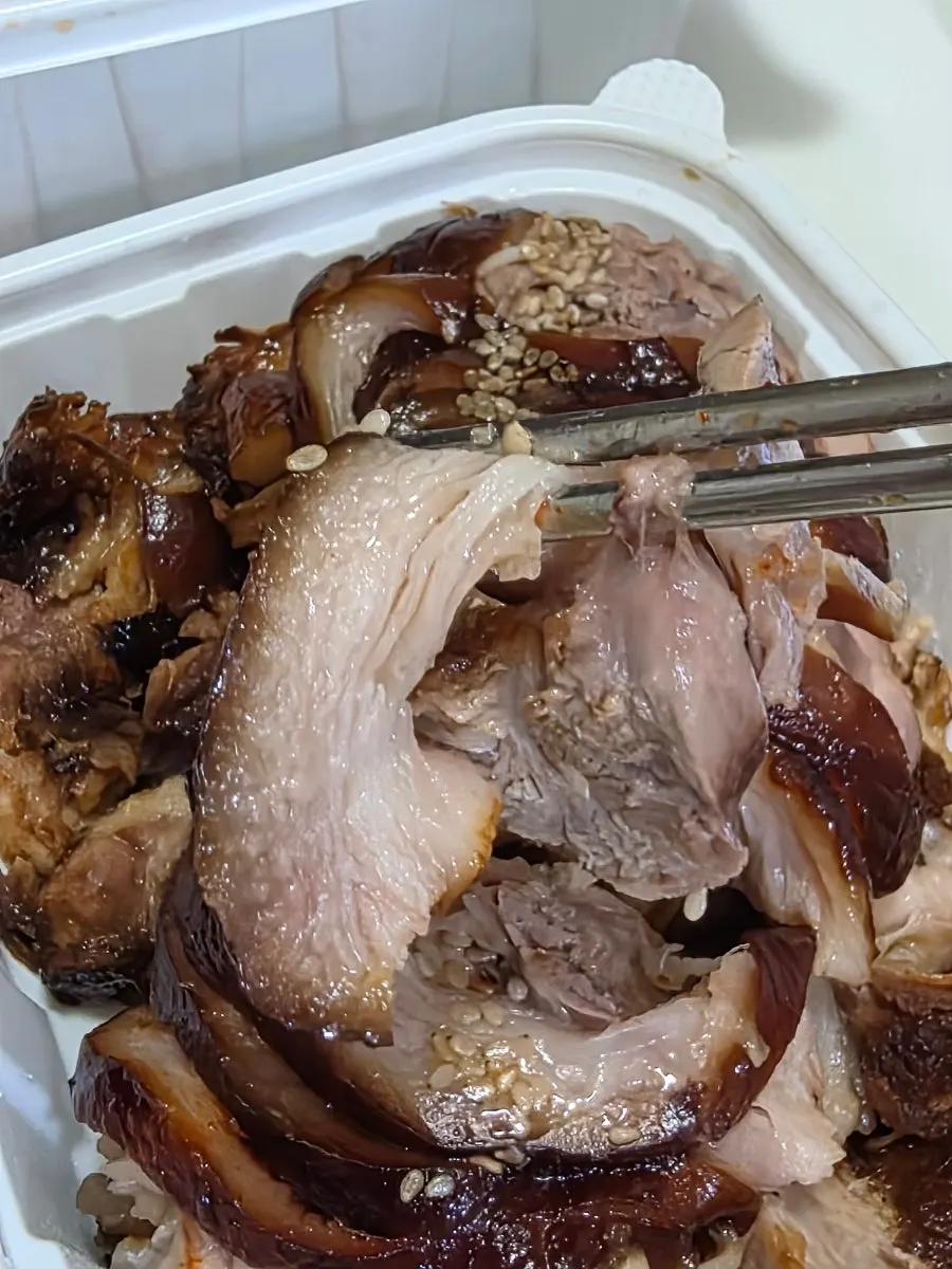 푹 삶아진 청미관 족발 껍질 부분 클로즈업