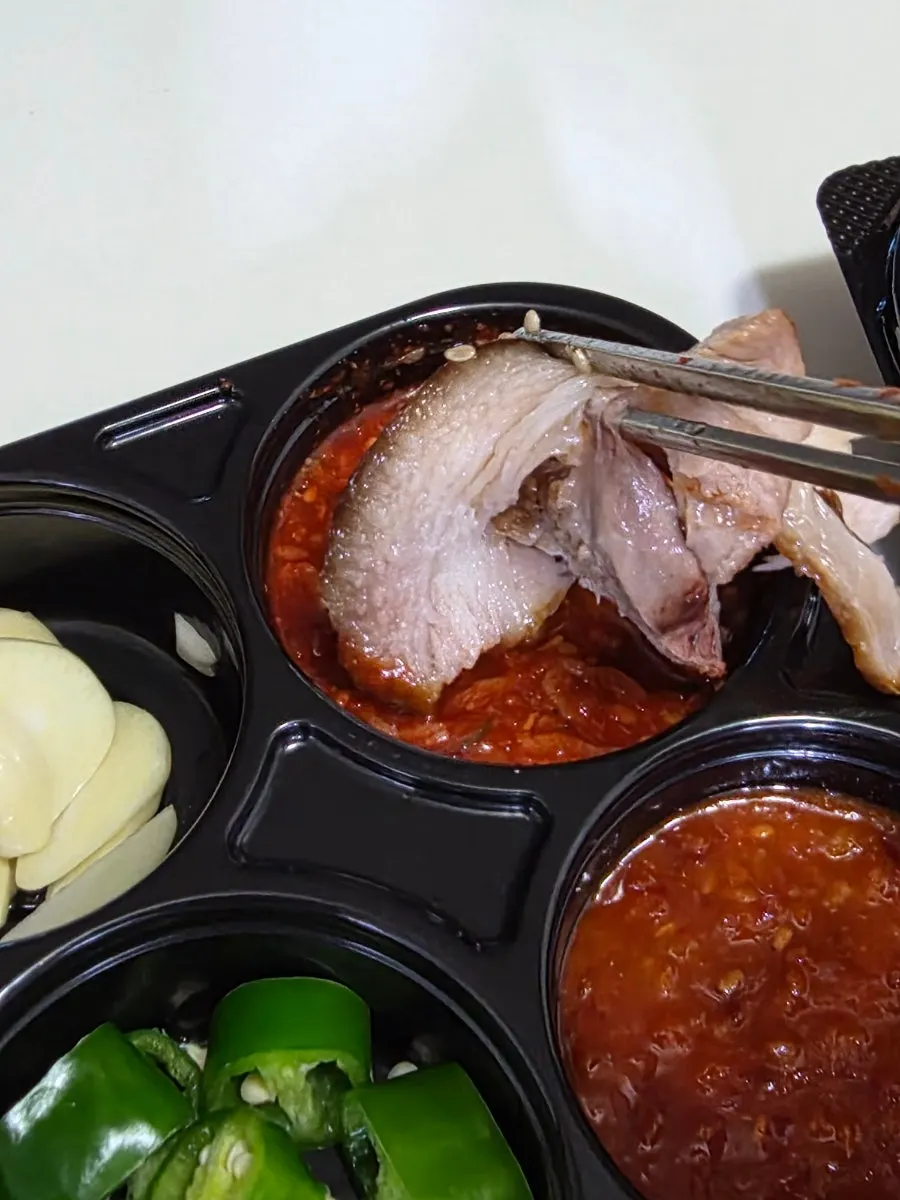 청미관 족발 포장에 함께 온 상추와 깻잎 사이드