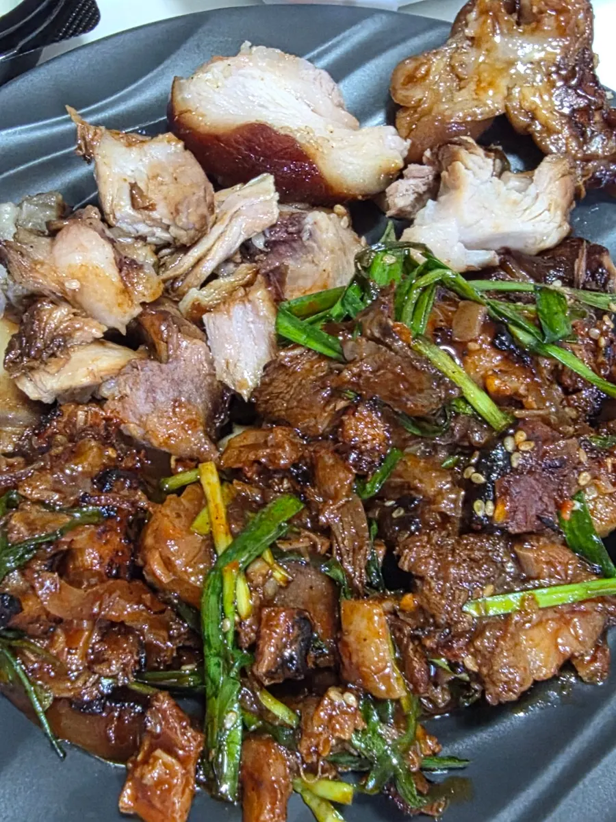 집에서 상에 차린 청미관 반반족발과 막국수