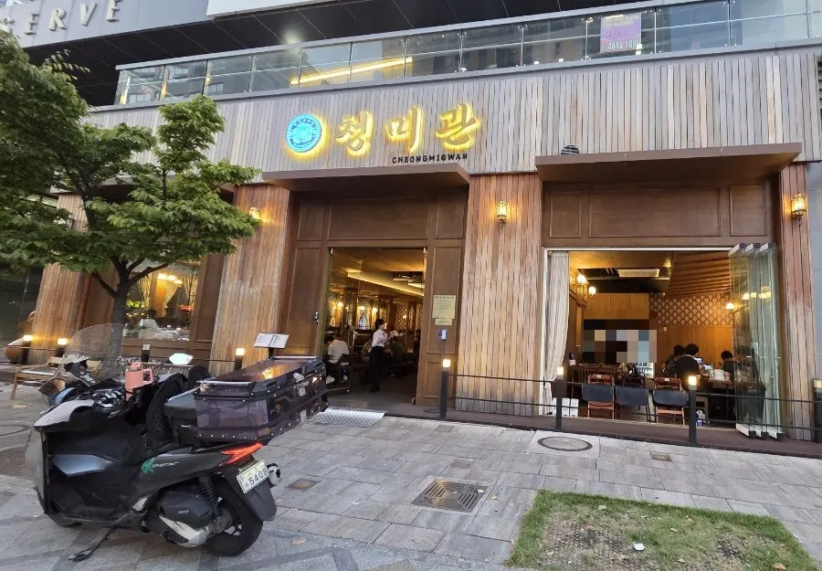 Exterior of Cheongmigwan Sejong Naseong Main Branch in the Naseong-dong dining district