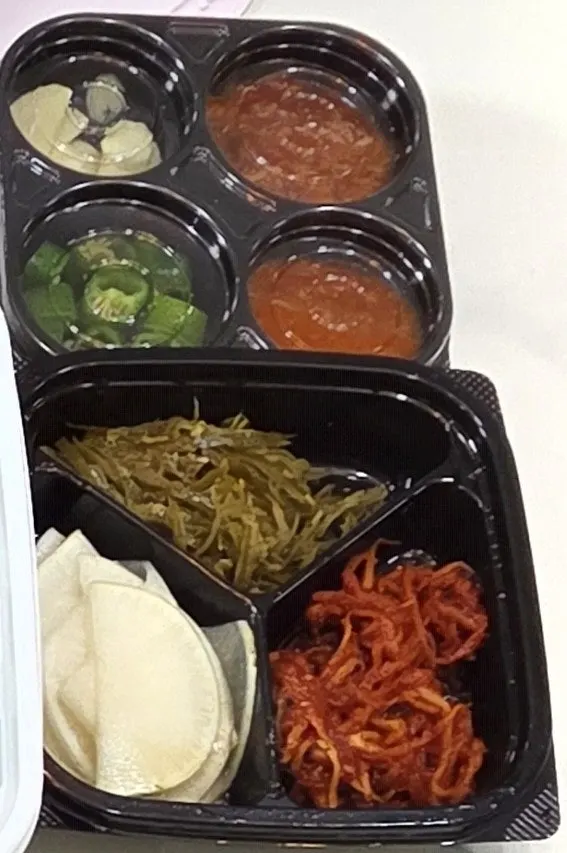 Half-and-half arrangement of Cheongmi plain jokbal and chive fire jokbal