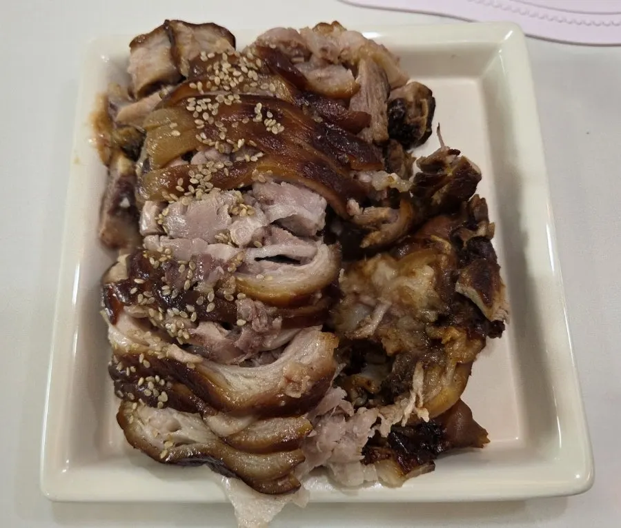Table fully set with the half-and-half jokbal