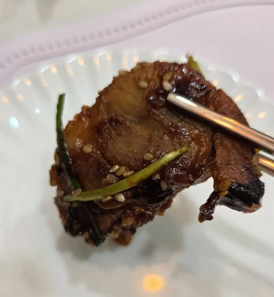 Front-leg jokbal meat and skin
