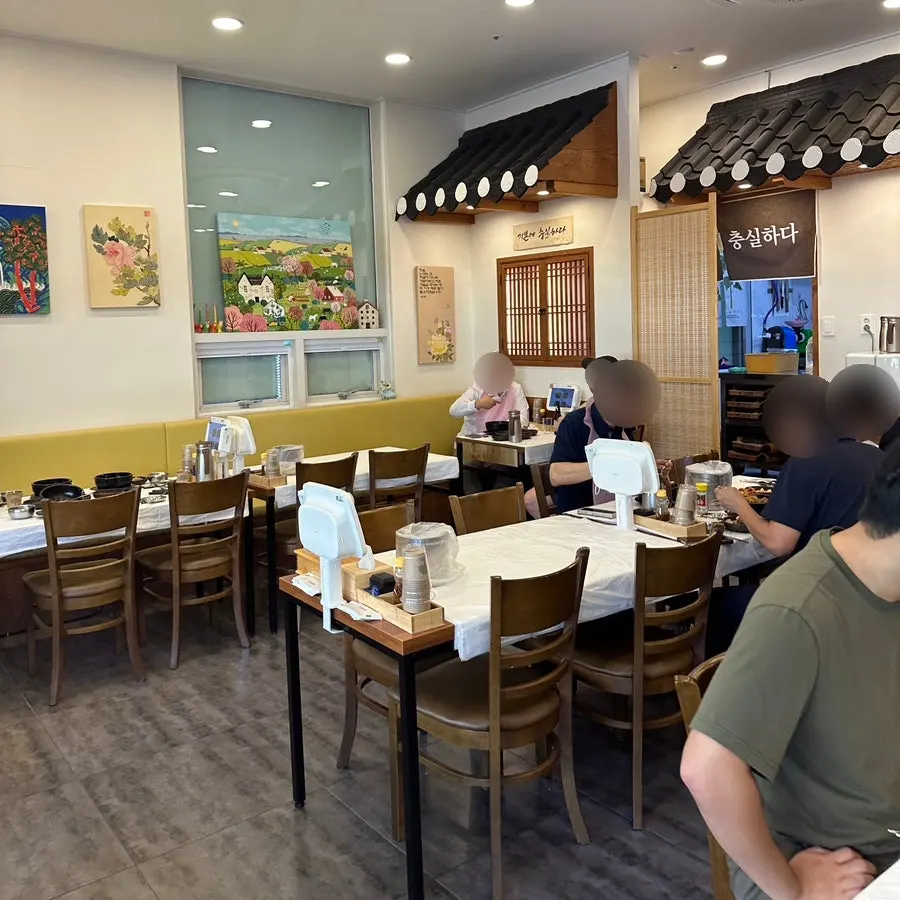 Dining area at Chungsilok Ppyeohaejangguk