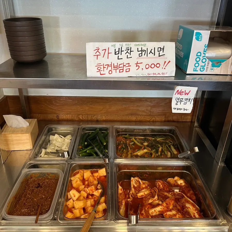 Kimchi and kkakdugi served with gamjatang