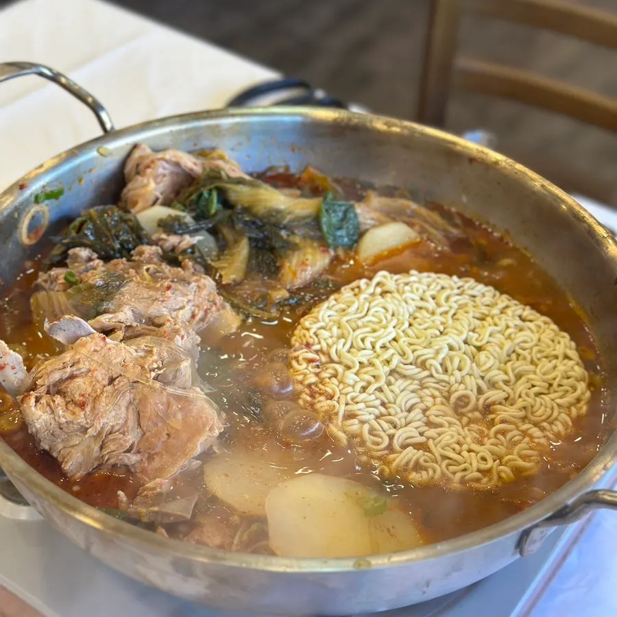 Gamjatang meat with kkakdugi and rice