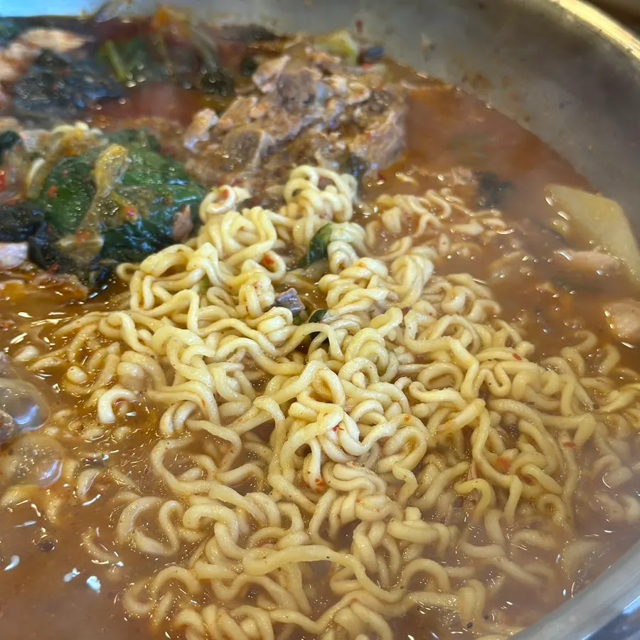Ramen noodles added to gamjatang
