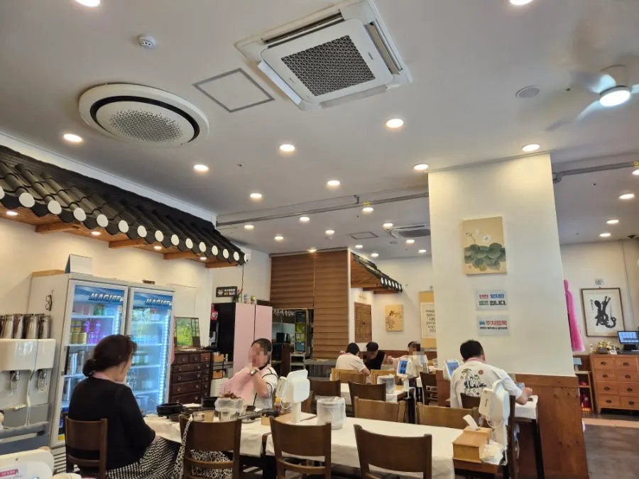 Chungsilok dining room at Saturday lunchtime