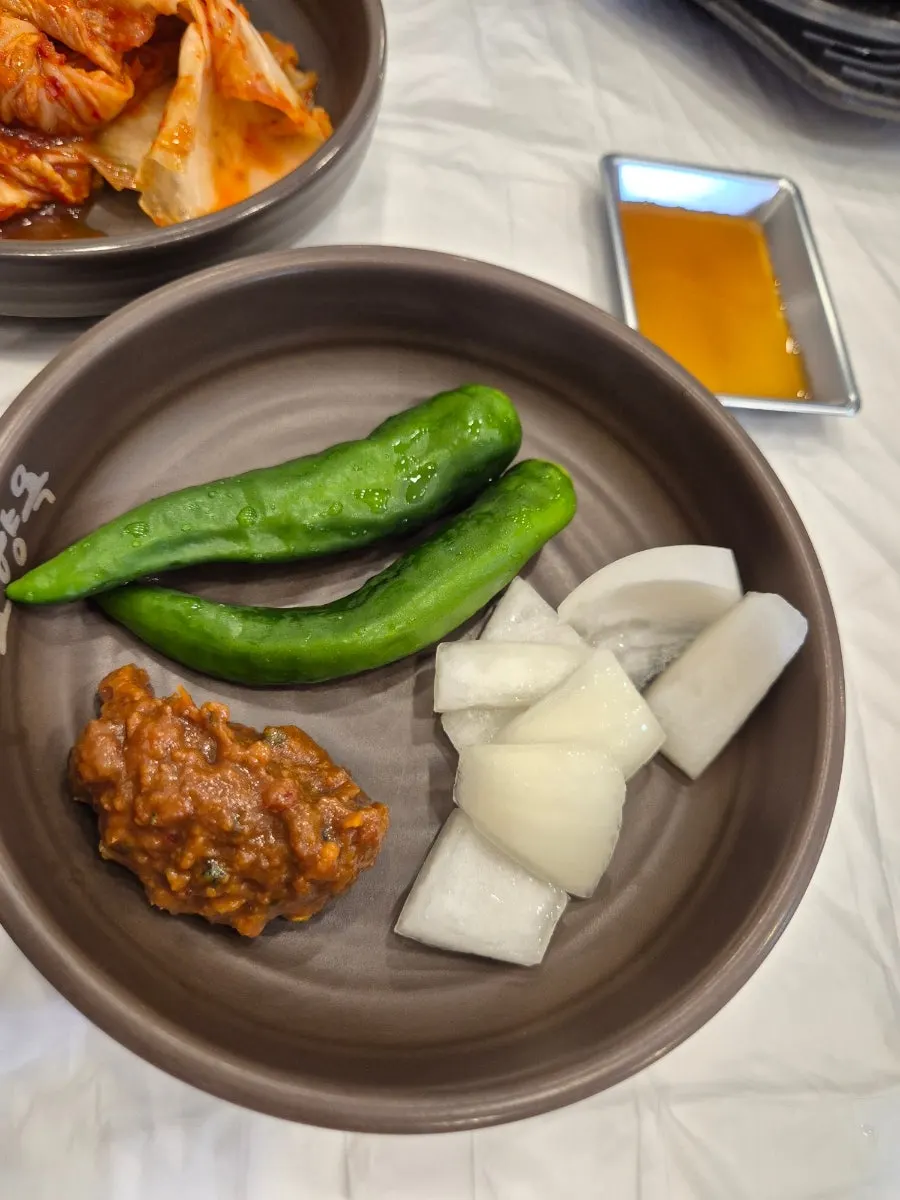 Geotjeori kimchi and kkakdugi side dishes