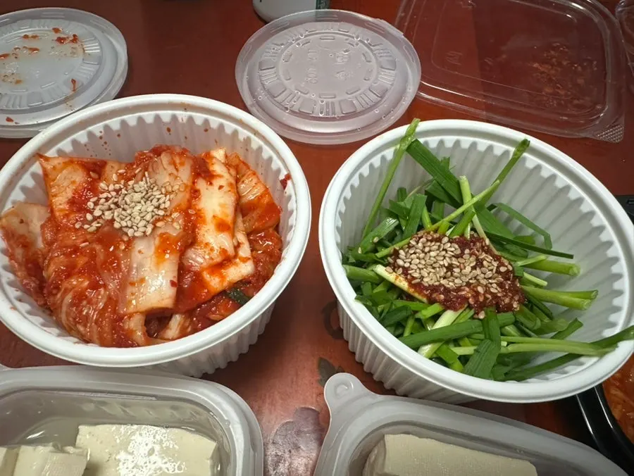 Packaged lettuce and perilla leaves for wrapping