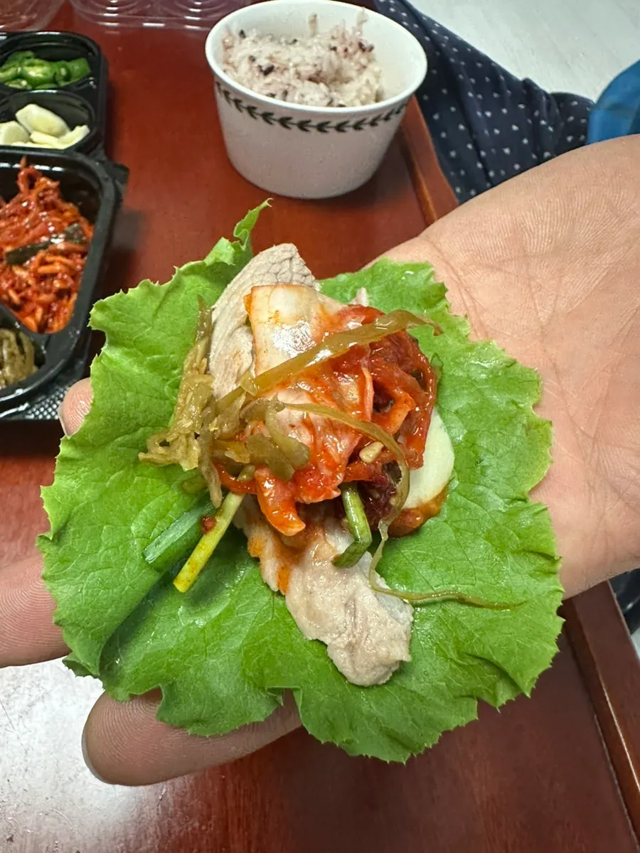 Cheongmigwan bossam meat wrapped in lettuce